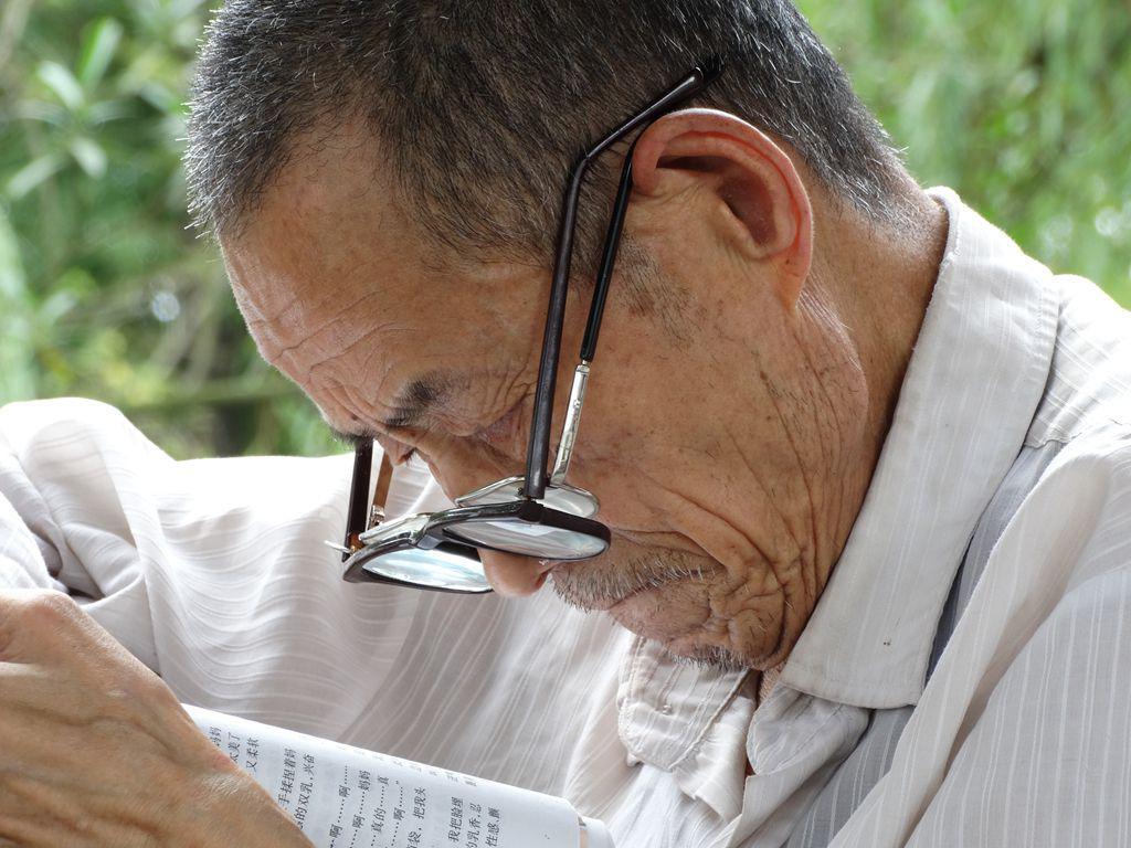 “老花眼”誰都避不開，哪些癥狀說明眼睛提前“花”了？